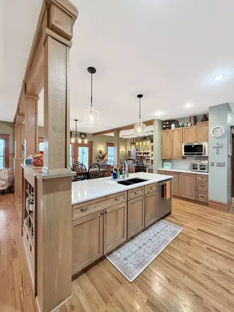 Kitchen - 580 Delmar Dr, Freeport, IL 61032 photo 2 of 7