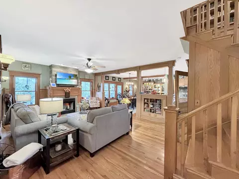 Living - 580 Delmar Dr, Freeport, IL 61032 photo 4 of 9