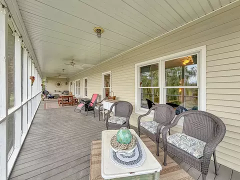 Exterior - 580 Delmar Dr, Freeport, IL 61032 photo 8 of 17