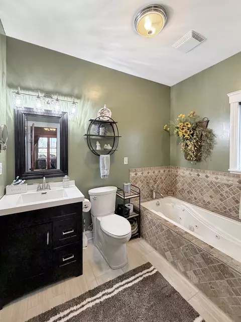 Bath - 580 Delmar Dr, Freeport, IL 61032 photo 3 of 9