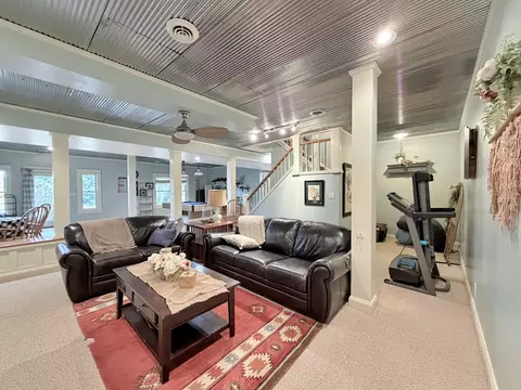 Living - 580 Delmar Dr, Freeport, IL 61032 photo 8 of 9