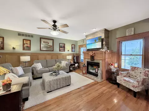 Living - 580 Delmar Dr, Freeport, IL 61032 photo 5 of 9