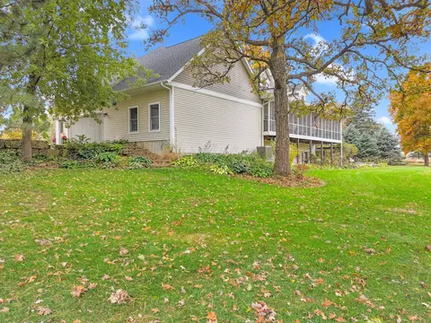 Exterior - 580 Delmar Dr, Freeport, IL 61032 photo 14 of 17
