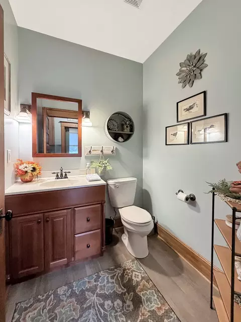 Bath - 580 Delmar Dr, Freeport, IL 61032 photo 1 of 9