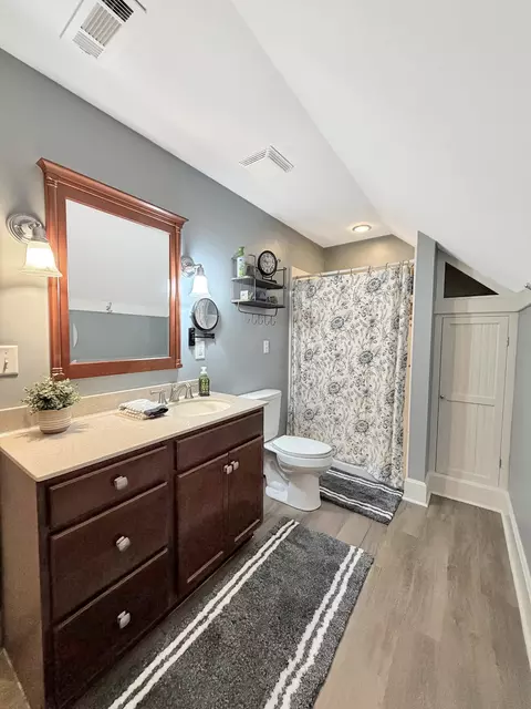 Bath - 580 Delmar Dr, Freeport, IL 61032 photo 7 of 9