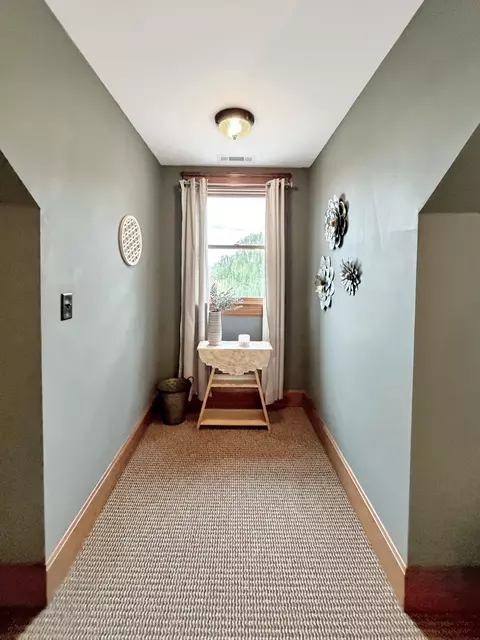 Entry Way - 580 Delmar Dr, Freeport, IL 61032 photo 5 of 9