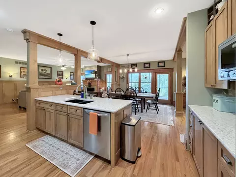 Kitchen - 580 Delmar Dr, Freeport, IL 61032 photo 5 of 7