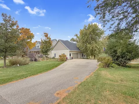 Exterior - 580 Delmar Dr, Freeport, IL 61032 photo 2 of 17