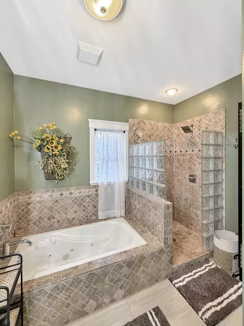 Bath - 580 Delmar Dr, Freeport, IL 61032 photo 5 of 9