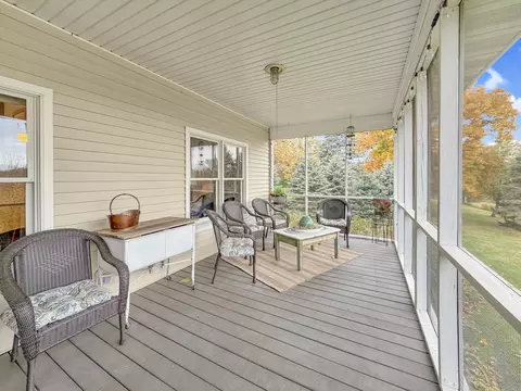 Exterior - 580 Delmar Dr, Freeport, IL 61032 photo 5 of 17