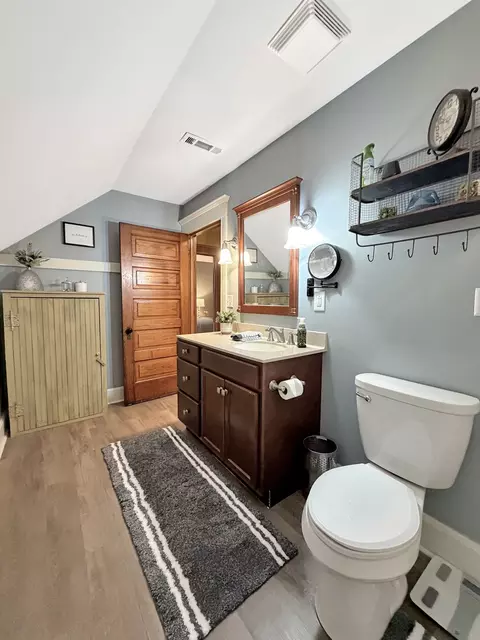Bath - 580 Delmar Dr, Freeport, IL 61032 photo 6 of 9