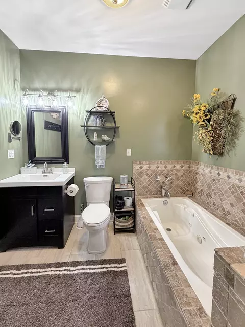 Bath - 580 Delmar Dr, Freeport, IL 61032 photo 4 of 9