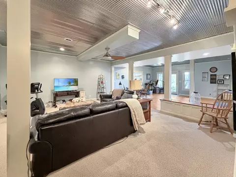 Living - 580 Delmar Dr, Freeport, IL 61032 photo 9 of 9