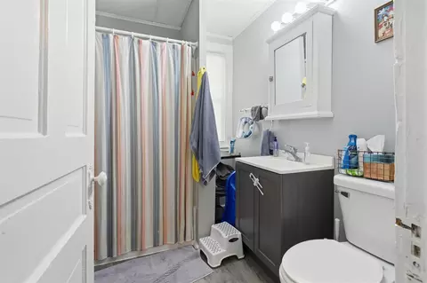 Bath - 905 Elder St, Bloomington, IL 61701 photo 3 of 4