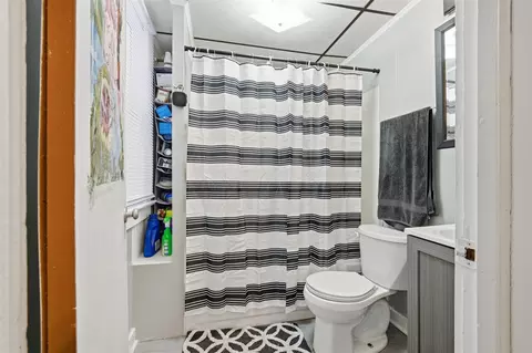 Bath - 905 Elder St, Bloomington, IL 61701 photo 2 of 4