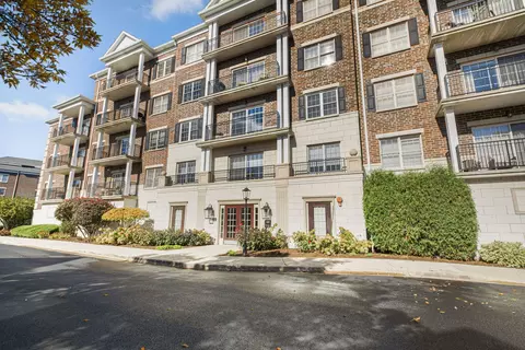 412 Mcdaniels Cir #205, Clarendon Hills, IL 60514