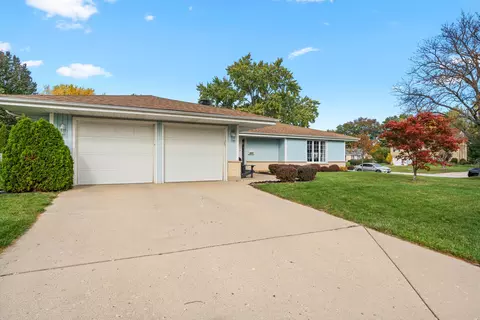 1310 Blair Ln, Hoffman Estates, IL 60169 photo 2