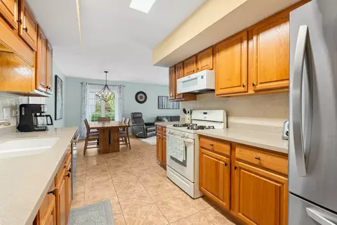 1310 Blair Ln, Hoffman Estates, IL 60169 photo 9