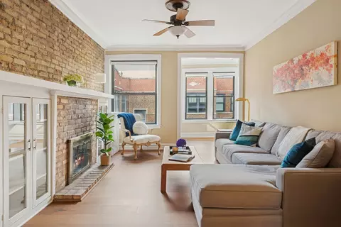 Living - 747 W Brompton Ave #3, Chicago, IL 60657 photo 1 of 2