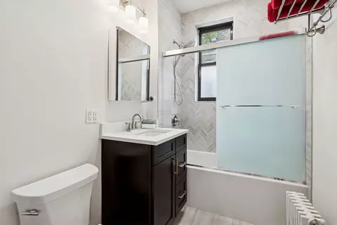 Bath - 747 W Brompton Ave #3, Chicago, IL 60657 photo 1 of 1