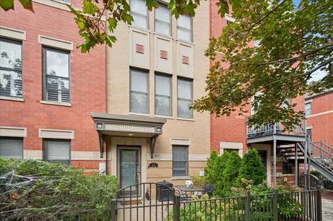 634 W Oak St, Chicago, IL 60610