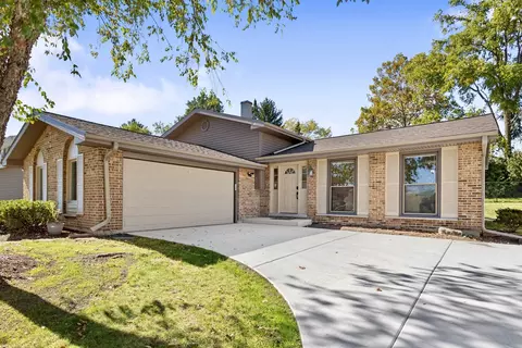 7 S610 Lynn Dr, Naperville, IL 60540