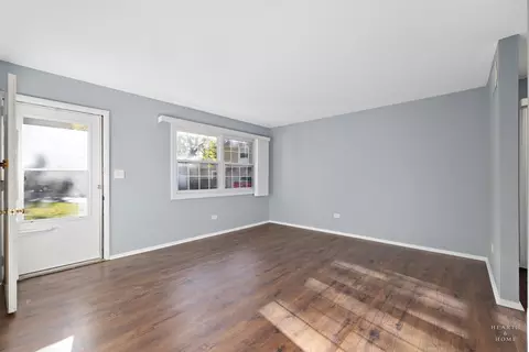 Living - 1208 Quincy Ct, Wheeling, IL 60090 photo 2 of 4