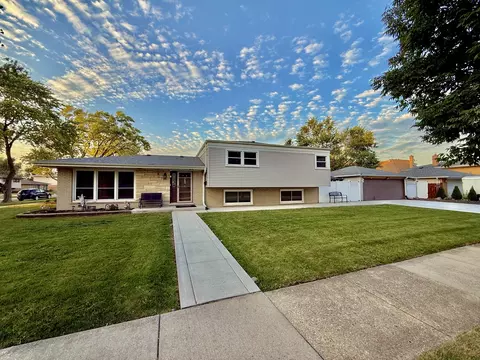 Exterior - 2181 Plainfield Dr, Des Plaines, IL 60018 photo 2 of 3
