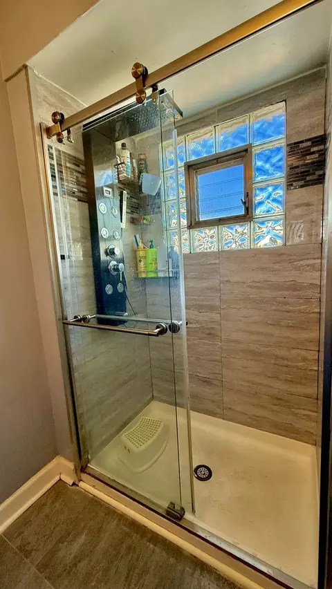 Bath - 2181 Plainfield Dr, Des Plaines, IL 60018 photo 2 of 3
