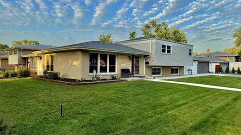 2181 Plainfield Dr, Des Plaines, IL 60018