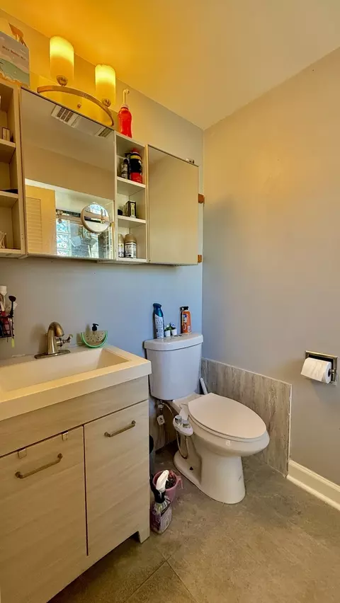 Bath - 2181 Plainfield Dr, Des Plaines, IL 60018 photo 3 of 3