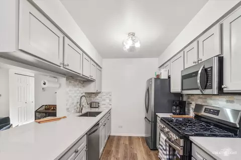 Kitchen - 170 Half Moon Cir, Aurora, IL 60504 photo 1 of 1