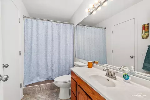 Bath - 170 Half Moon Cir, Aurora, IL 60504 photo 2 of 2
