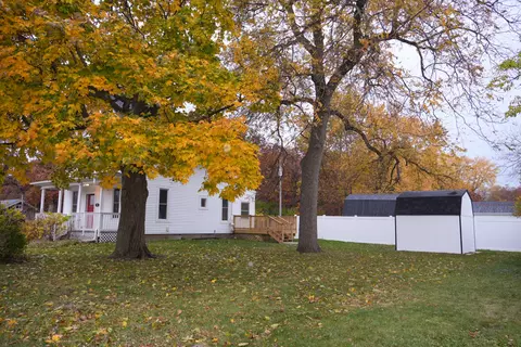 Exterior - 702 E Side Dr, Geneva, IL 60134 photo 4 of 5