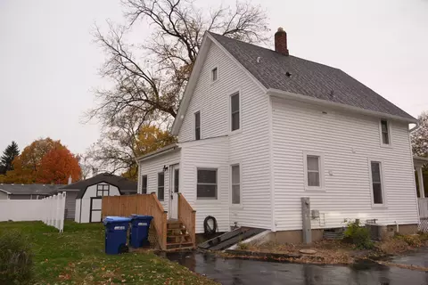 Exterior - 702 E Side Dr, Geneva, IL 60134 photo 3 of 5