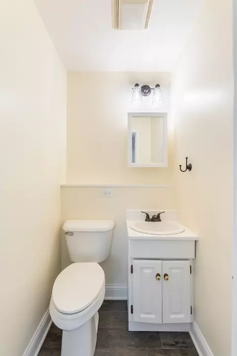 Bath - 702 E Side Dr, Geneva, IL 60134 photo 1 of 2
