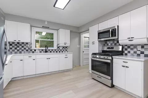 Kitchen - 1015 Lawrence Ave, Elgin, IL 60123 photo 1 of 3