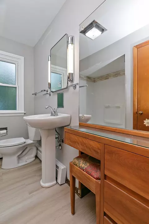 Bath - 1015 Lawrence Ave, Elgin, IL 60123 photo 2 of 2