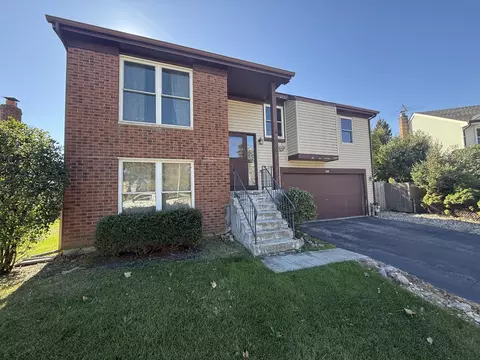 425 Beechwood Dr, Westmont, IL 60559