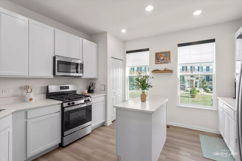 Kitchen - 506 Creek Dr, Oswego, IL 60543 photo 2 of 4