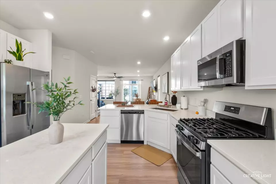 Kitchen - 506 Creek Dr, Oswego, IL 60543 photo 4 of 4