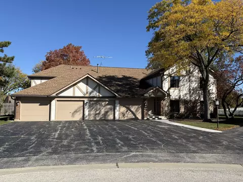 924 Surrey Dr #1A, Schaumburg, IL 60193