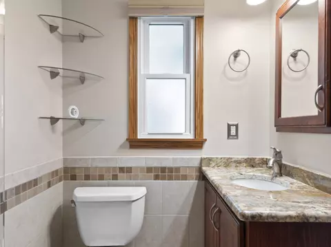 Bath - 19714 Greenview Ave, Mokena, IL 60448 photo 2 of 5