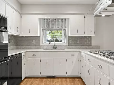 Kitchen - 19714 Greenview Ave, Mokena, IL 60448 photo 3 of 4