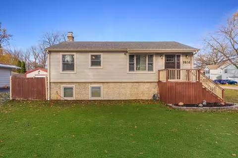 8614 Lakeview Ave, Crystal Lake, IL 60014