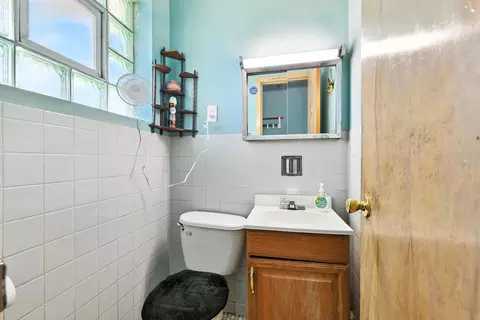 Bath - 16632 Emerald Ave, Harvey, IL 60426 photo 1 of 2
