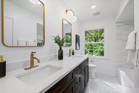 Bath - 265 Randolph St, Glencoe, IL 60022 photo 2 of 4