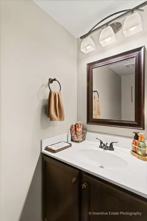 Bath - 1818 Lobelia Ln, Plainfield, IL 60586 photo 1 of 3