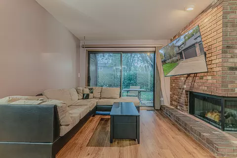 Living - 5 Creekside Cir #B, Elgin, IL 60123 photo 1 of 2