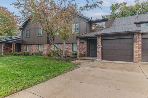 5 Creekside Cir #B, Elgin, IL 60123